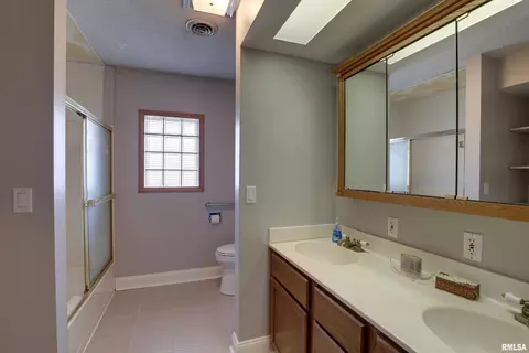 Bath - 2304 N 1700 Pl, Camp Point, IL 62320 photo 2 of 3