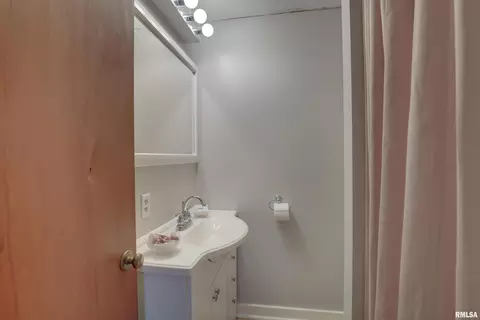Bath - 2304 N 1700 Pl, Camp Point, IL 62320 photo 3 of 3