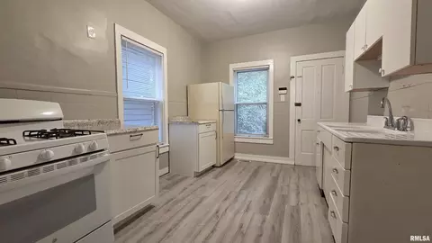 Entry Way - 617 W Edwards St, Springfield, IL 62704 photo 3 of 3