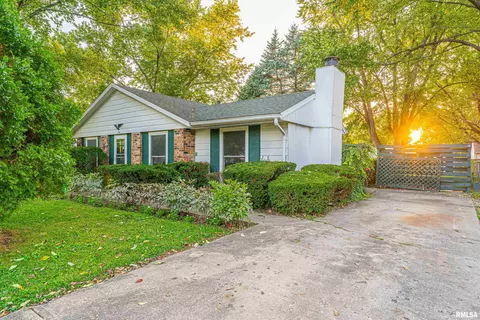 135 White Ave, Lincoln, IL 62656