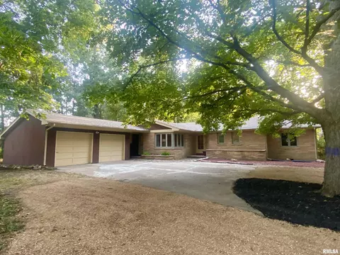 1815 Mound Rd, Jacksonville, IL 62650