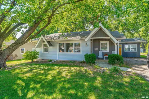 1102 E Van Buren St, Clinton, IL 61727