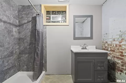 Bath - 923 N 5th St, Springfield, IL 62702 photo 4 of 4