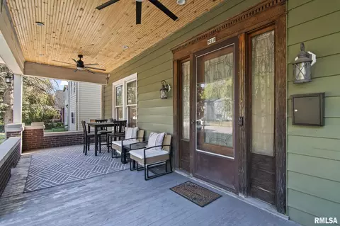 Exterior - 923 N 5th St, Springfield, IL 62702 photo 5 of 10
