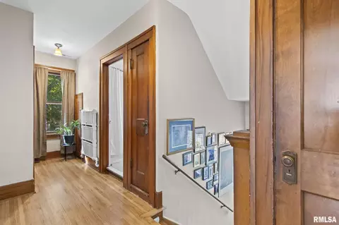Entry Way - 923 N 5th St, Springfield, IL 62702 photo 4 of 6