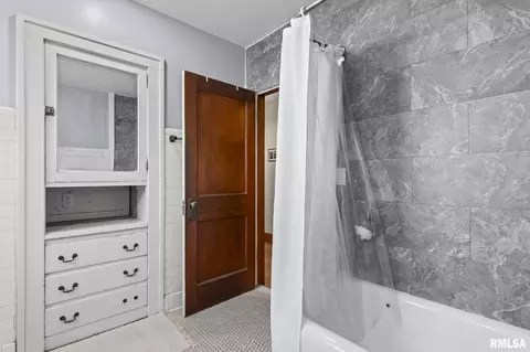 Bath - 923 N 5th St, Springfield, IL 62702 photo 2 of 4
