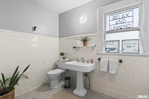 Bath - 923 N 5th St, Springfield, IL 62702 photo 1 of 4