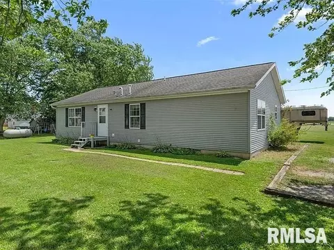 200 S Oak St, Oconee, IL 62553