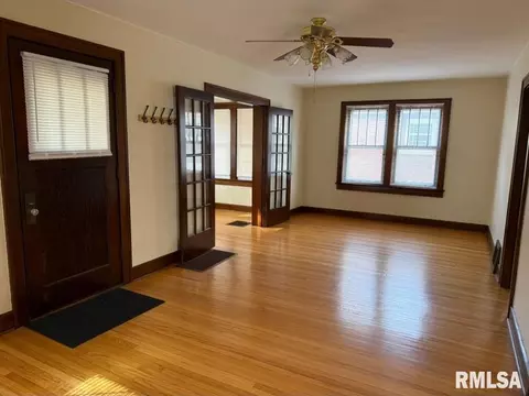 Living - 1612 S 4th St, Springfield, IL 62703 photo 2 of 5