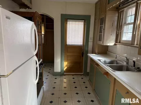 Entry Way - 1612 S 4th St, Springfield, IL 62703 photo 1 of 2