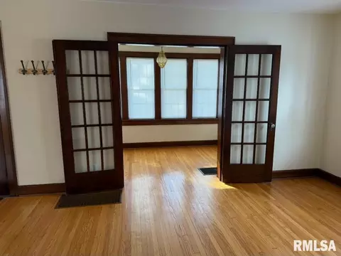 Living - 1612 S 4th St, Springfield, IL 62703 photo 3 of 5