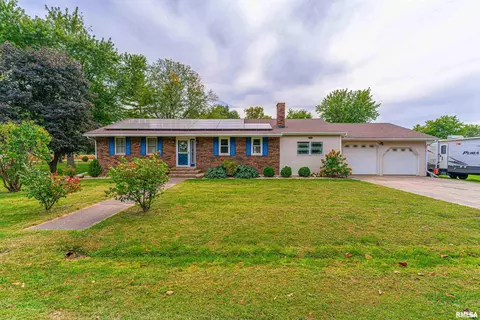 1535 E Pine St, Mason City, IL 62664