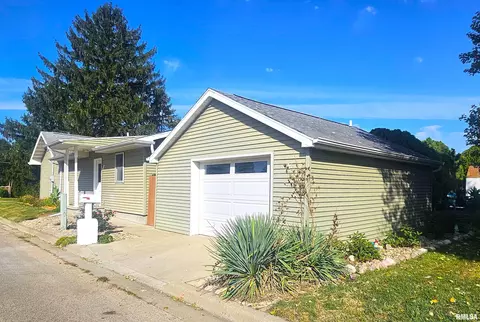 1102 N State St, Lincoln, IL 62656