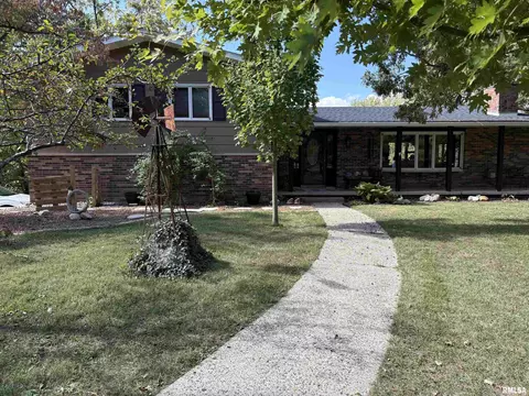 524 Lakeside Dr, Taylorville, IL 62568