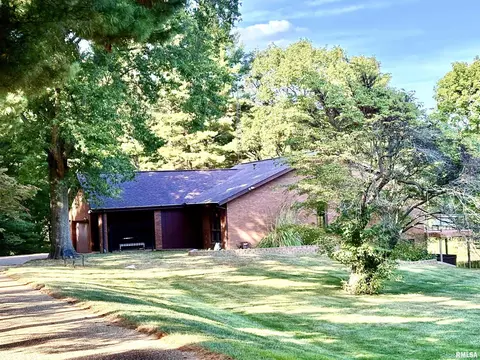 304 Carobeth Cir, Jacksonville, IL 62650