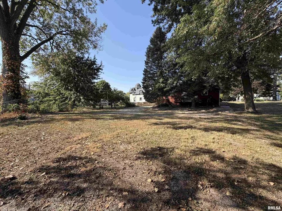 Exterior - 369 N Kellogg St, Galesburg, IL 61401 photo 5 of 8
