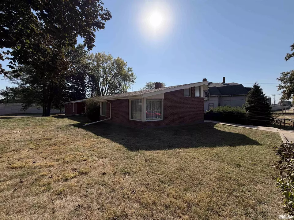 Exterior - 369 N Kellogg St, Galesburg, IL 61401 photo 7 of 8
