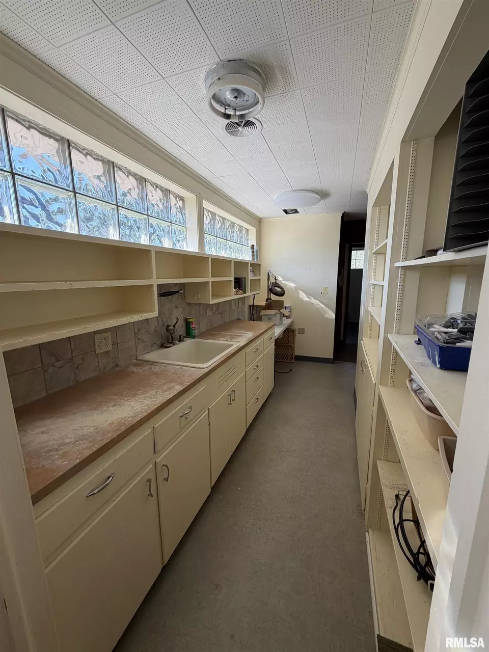 Kitchen - 369 N Kellogg St, Galesburg, IL 61401 photo 4 of 5