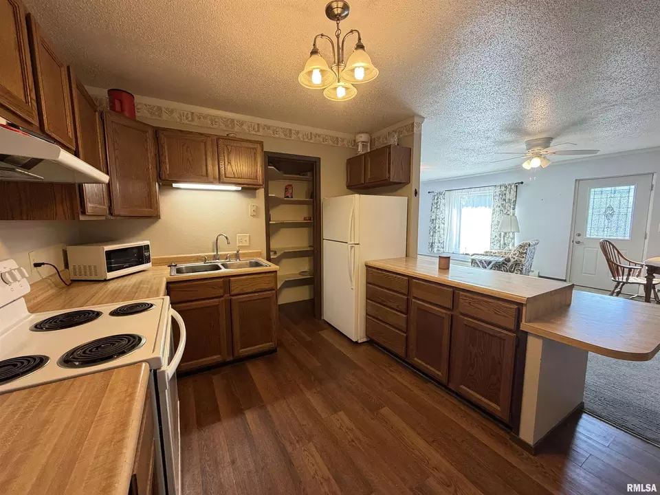 Kitchen - 369 N Kellogg St, Galesburg, IL 61401 photo 2 of 5