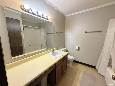 Bath - 369 N Kellogg St, Galesburg, IL 61401 photo 1 of 5
