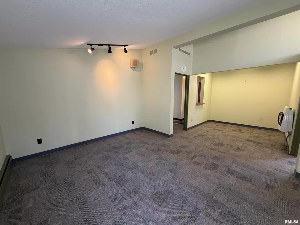 Living - 369 N Kellogg St, Galesburg, IL 61401 photo 5 of 5