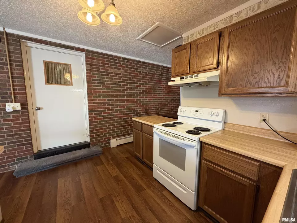 Kitchen - 369 N Kellogg St, Galesburg, IL 61401 photo 3 of 5