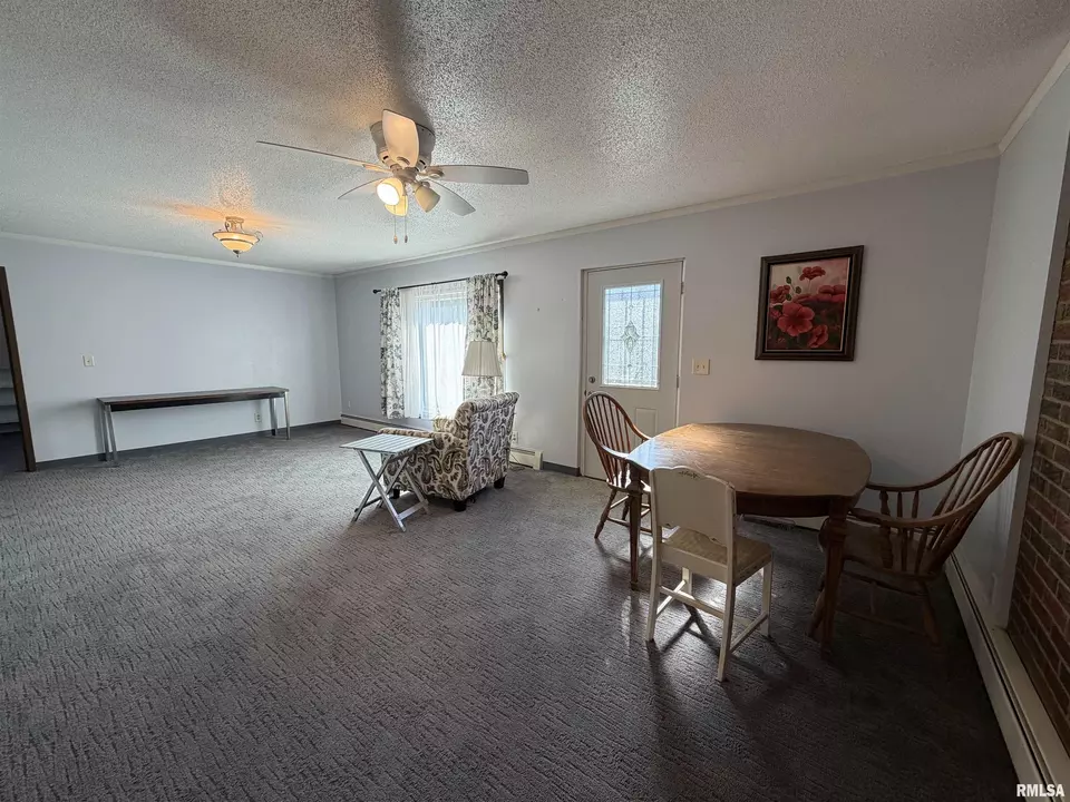 Living - 369 N Kellogg St, Galesburg, IL 61401 photo 2 of 5