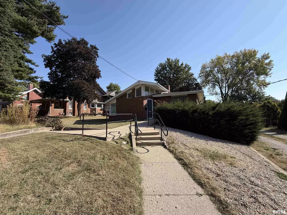 Exterior - 369 N Kellogg St, Galesburg, IL 61401 photo 2 of 8