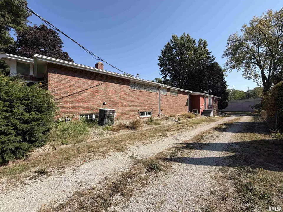 Exterior - 369 N Kellogg St, Galesburg, IL 61401 photo 3 of 8