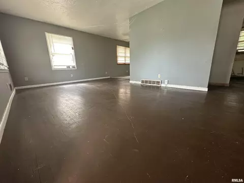 Living - 77 Glen Aire Dr, Springfield, IL 62703 photo 1 of 1