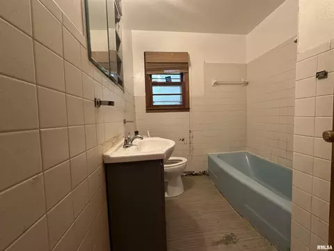 Bath - 77 Glen Aire Dr, Springfield, IL 62703 photo 1 of 2