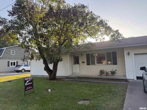 Exterior - 515 9th St, Carrollton, IL 62016 photo 1 of 2