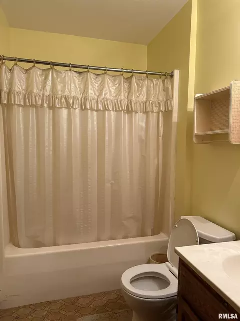 Bath - 515 9th St, Carrollton, IL 62016 photo 1 of 2