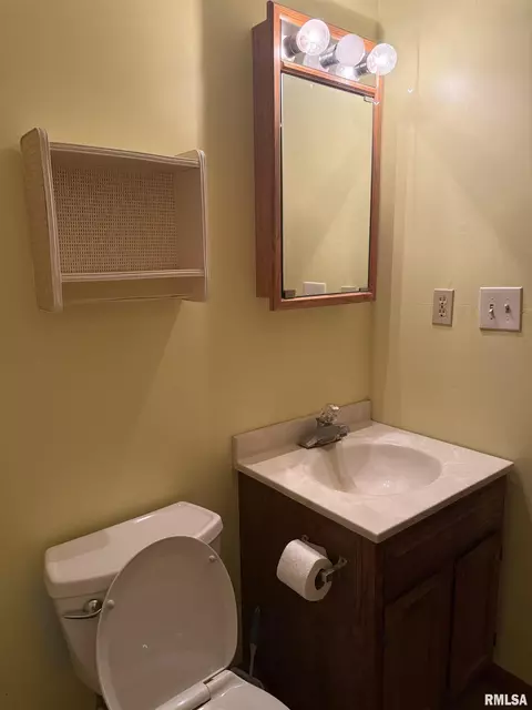 Bath - 515 9th St, Carrollton, IL 62016 photo 2 of 2