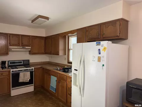 Kitchen - 515 9th St, Carrollton, IL 62016 photo 1 of 2