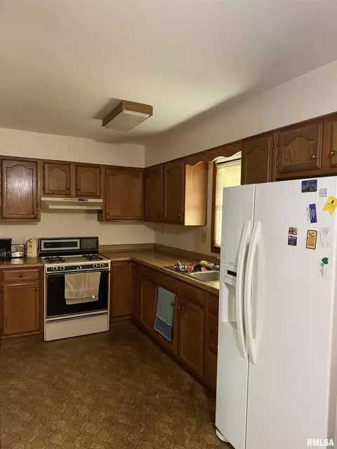 Kitchen - 515 9th St, Carrollton, IL 62016 photo 2 of 2