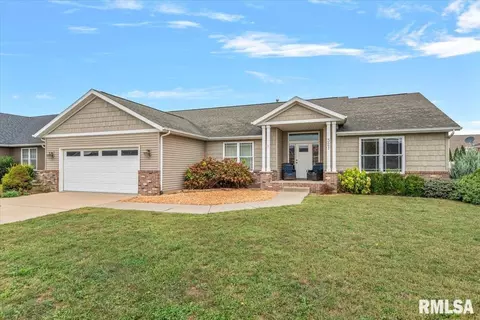 321 Hershiser Ln, Chatham, IL 62629