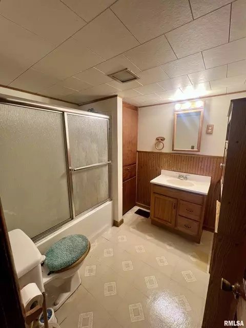 Bath - 167 1000 N Ave, Timewell, IL 62375 photo 1 of 1