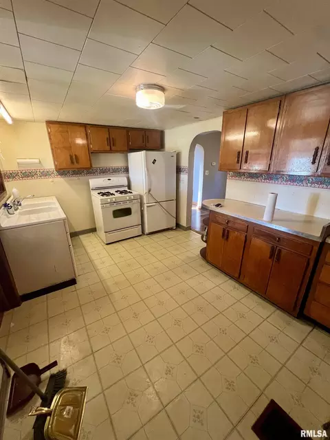 Kitchen - 167 1000 N Ave, Timewell, IL 62375 photo 1 of 2