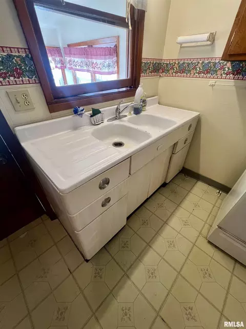 Kitchen - 167 1000 N Ave, Timewell, IL 62375 photo 2 of 2