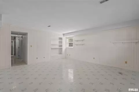 Living - 39 Cheyenne Dr, Springfield, IL 62711 photo 5 of 5