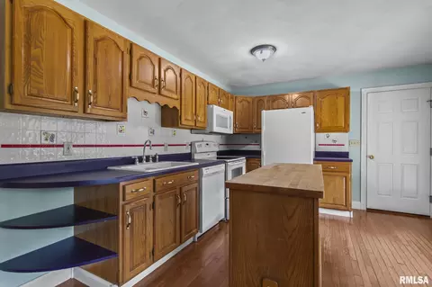 Kitchen - 39 Cheyenne Dr, Springfield, IL 62711 photo 4 of 4