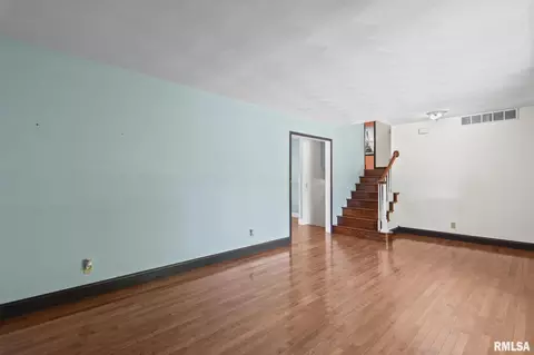 Living - 39 Cheyenne Dr, Springfield, IL 62711 photo 4 of 5