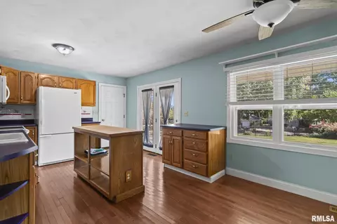 Kitchen - 39 Cheyenne Dr, Springfield, IL 62711 photo 2 of 4