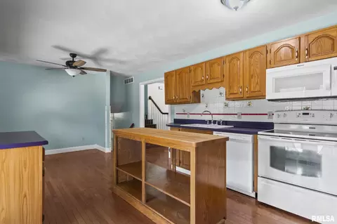 Kitchen - 39 Cheyenne Dr, Springfield, IL 62711 photo 3 of 4