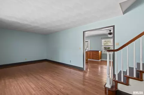 Living - 39 Cheyenne Dr, Springfield, IL 62711 photo 2 of 5