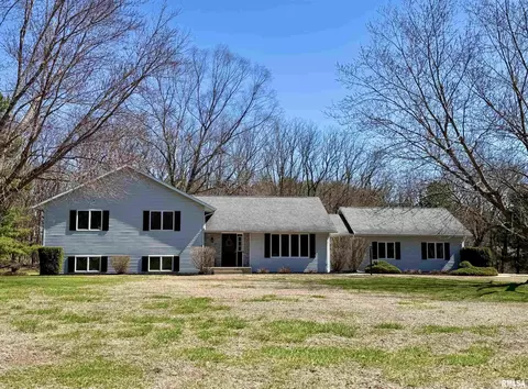 107 Oakview Dr, Knoxville, IL 61448