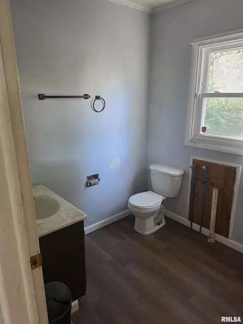 Bath - 1033 N 8th St, Springfield, IL 62702 photo 1 of 3