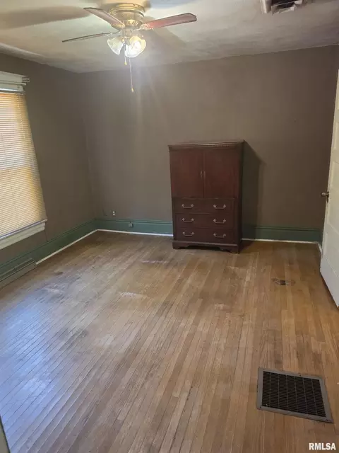 Bedroom - 1033 N 8th St, Springfield, IL 62702 photo 1 of 10