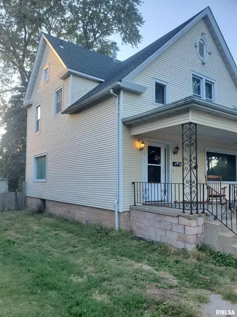Exterior - 1033 N 8th St, Springfield, IL 62702 photo 2 of 3